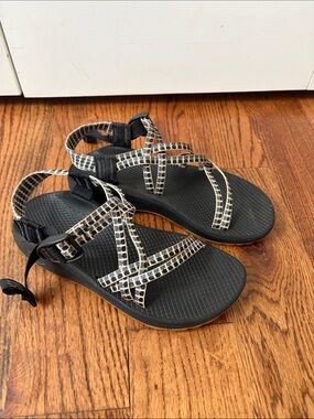 Chaco Black and White Outdoor Sandals Women's Size 7 Gorpcore